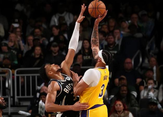 礼尚往来！切特强攻被马特科维奇扇飞 防守端血帽奎因迅速回应