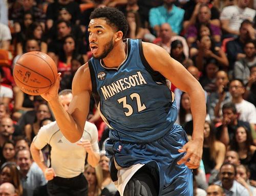 32年前的今天：二年级“幼鲨”奥尼尔砍下24分28板15帽超级三双