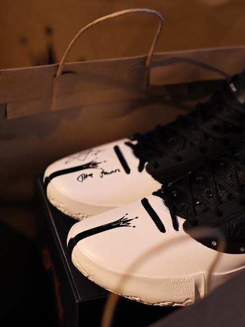 颜值如何？ 约基奇签名鞋Joker 2 丹佛配色 有让你联想到掘金吗