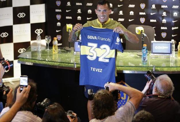 重返故地，特维斯带队回博卡主场时获赠博卡纪念球衣