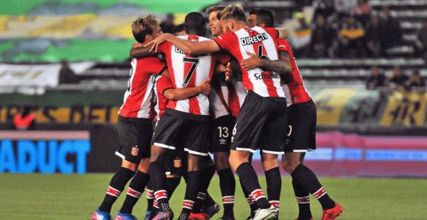 拉普拉塔大学生背身列队欢迎联赛冠军罗萨里奥中央，抗议足协新规