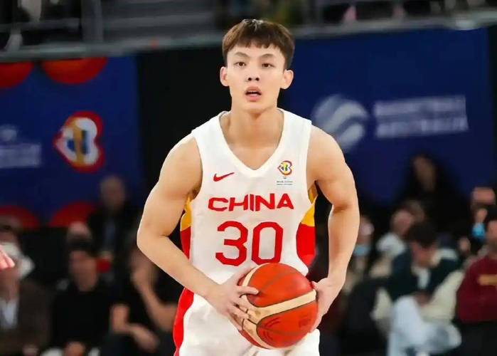 崔永熙：徐杰是一个外界看来稍显腼腆的人 但他对队友很热情