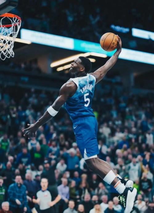 球星作用！爱德华兹上下步抛投 个人连拿6分