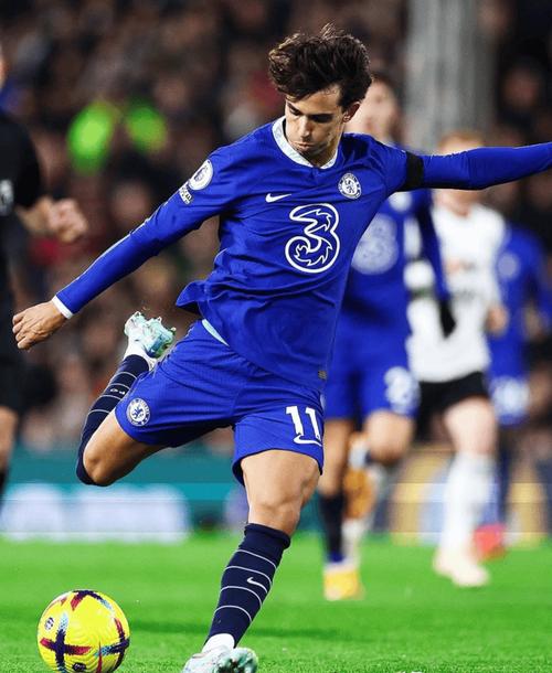 可惜啊！菲利克斯接传球飘逸领球过人，射门稍稍偏出