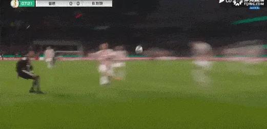 差一点！B罗右路传中，马兰高高跃起头球攻门，球擦门梁而过