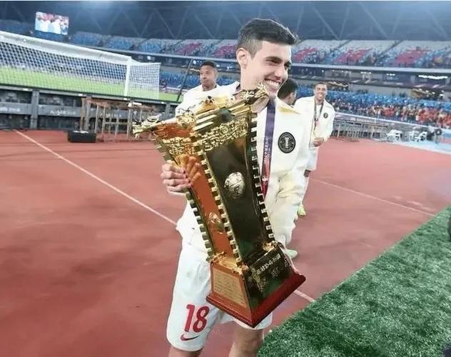 前外援奇塔迪尼今天上午造访海港俱乐部，拜访昔日教练和队友