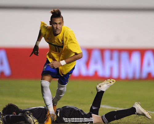 连场破门！内马尔面对多人围抢低射破门，跳舞转圈庆祝