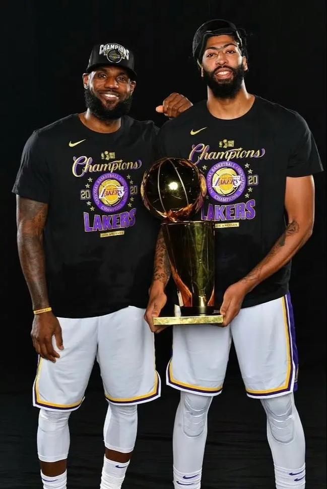 美媒晒照：詹姆斯赛后两次在浓眉身边晃悠 但后者就是不抱哇😳