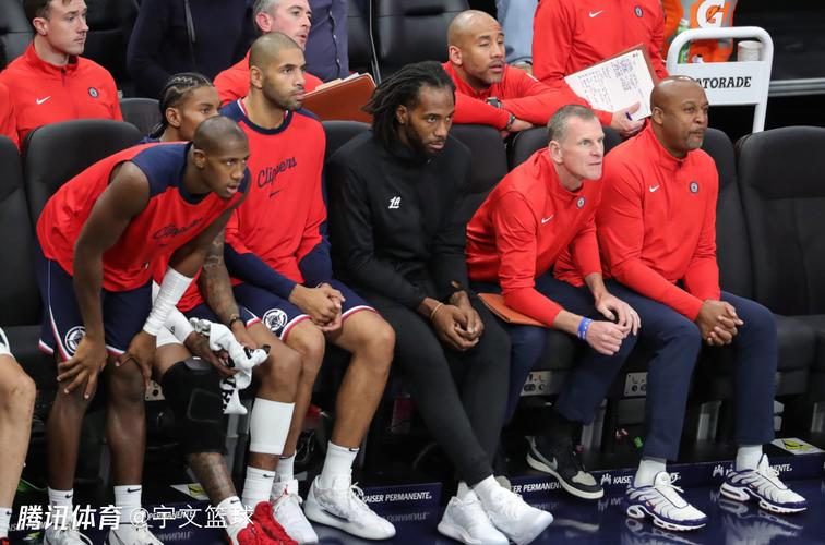 4连败快船开启5连客！快船官方晒球员登机照 全员表情严肃